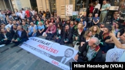 Can Atalay’ın tahliye edilmemesini protesto etmek için dün akşam İstanbul Barosu'nun önünde oturma eylemi düzenlendi