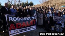 Diyarbakır’da sendika, meslek örgütü ve derneklerin oluşturduğu “Amed Emek ve Demokrasi Platformu” Şırnak’ın Uludere ilçesinde 2011 yılında savaş uçaklarının düzenlediği bombardımanda ölenleri andı.