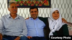 Selahattin Demirtaş, Aralık ayında vefat eden babası Tahir Demirtaş ve annesi Sadiye Demirtaş'la beraber (ARŞİV)