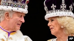 Wa Charles III ak Ren Camilla kanpe ansanm sou balkon pale Buckingham nan apre kouwonman yo nan vil Lond, Samdi 6 Me, 2023. 