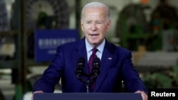 Ancak Reuters/Ipsos'un anketine göre 2020'de Biden'a oy veren bazı Amerikalılar, ekonominin Biden dönemindeki performansından şikayet ediyor ve 2024 seçimlerinde ona oy vermeyeceklerini söylüyor.
