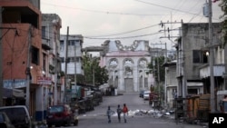 Foto Achiv: TImoun mache nan lari devan Katedral Potoprens la nan peyi d'Ayiti. 