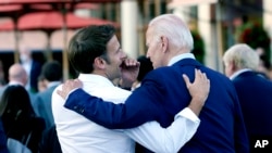 Foto Achiv: Prezidan Franse a Emmanuel Macron (a goch) pale ak Prezidan Jode Biden pandan yon dine lide G7 yo nan Elmau, Almay, 26 Jyen 2022.