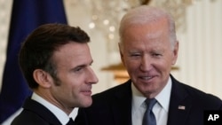 Prezidan Joe Biden pran la pawol pandan yon konferans de pres ak Prezidan Franse Emmanuel Macron, Jedi 1 Desanm, 2022. 