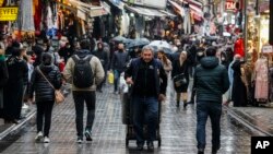 Türkiye’de milyonlarca işçinin 2024’te nasıl geçineceklerinde belirleyici olacak asgari ücret görüşmeleri başladı.