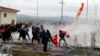 Nisan ayı başlarında davaları protesto etmek için Silivri’de mahkeme önünde toplanan binlerce göstericiye polis basınçlı su ve gazla müdahale etmişti.