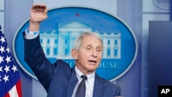 Doktè Anthony Fauci, direktè Enstiti Nasyonal Alèji ak Maladi Enfektyez, t ap pale pandan yon pwendprès nan La Mezon Blanch nan Washington, 1e desanm 2021. 