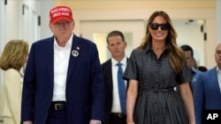 Ứng cử viên tổng thống đảng Cộng hòa Donald Trump cùng phu nhân Melania Trump sau khi bỏ phiếu tại Trung tâm giải trí the Morton and Barbara Mandel, Florida, Hoa Kỳ, ngày 5/11/2024.