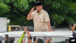 Tổng thống đắc cử Prabowo Subianto chào đón những người ủng hộ ở Jakarta vào ngày 15 tháng 2 năm 2024, khi ông còn là bộ trưởng quốc phòng Indonesia.