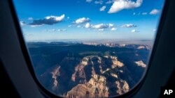 Başkan Joe Biden'ı Arizona eyaletine götüren Air Force One uçağından görünen Grand Canyon Ulusal Milli Parkı manzarası.