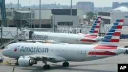 Foto Achiv: Avyon American Airlines yo prepare pou yo dekole nan ayewopo Logan nan vil Boston, Massachusetts, 21 Jiye, 2021.