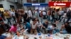 İstiklal Caddesi'nde kurulan yeryüzü iftarı sofrası