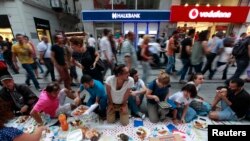 İstiklal Caddesi'nde kurulan yeryüzü iftarı sofrası