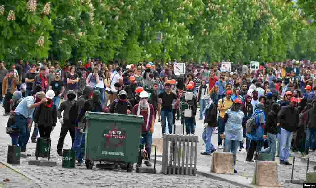 Protesters block a road as they demonstrate to blame the ruling AK Party (AKP) government on the mining disaster in western Turkey, in Ankara May 14, 2014. Rescuers pulled more dead and injured from a coal mine in western Turkey on Wednesday more than 19 