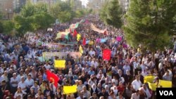 Diyarbakır'da demokratikleşme paketine karşı yapılan eylemden bir kare