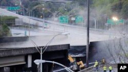 Đoạn bị sập trên xa lộ xuyên tiểu bang I85 tại thành phố Atlanta, bang Georgia.